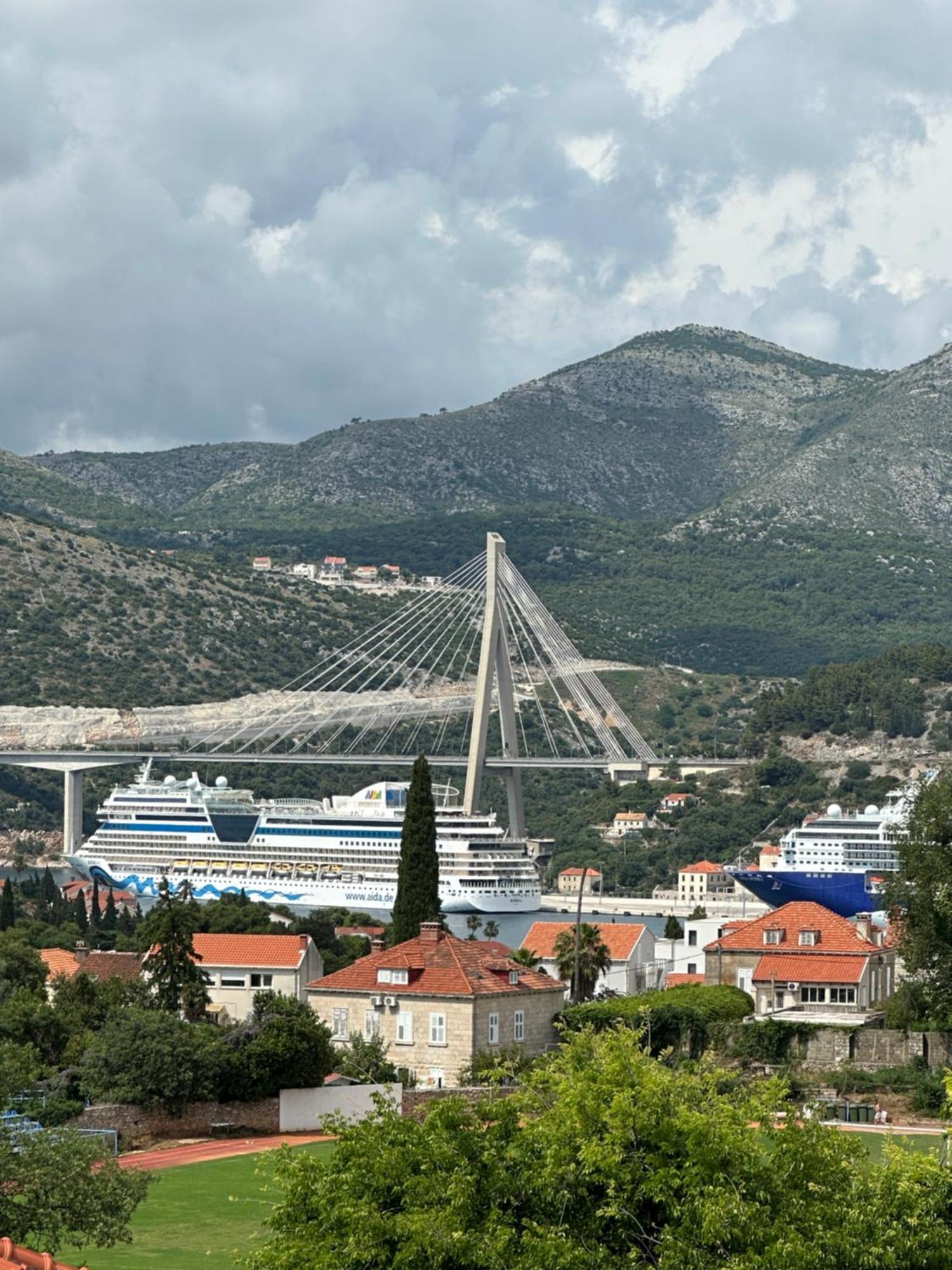 Cruise Ship Bridge View Apartment Luka Dubrovnik Exteriör bild