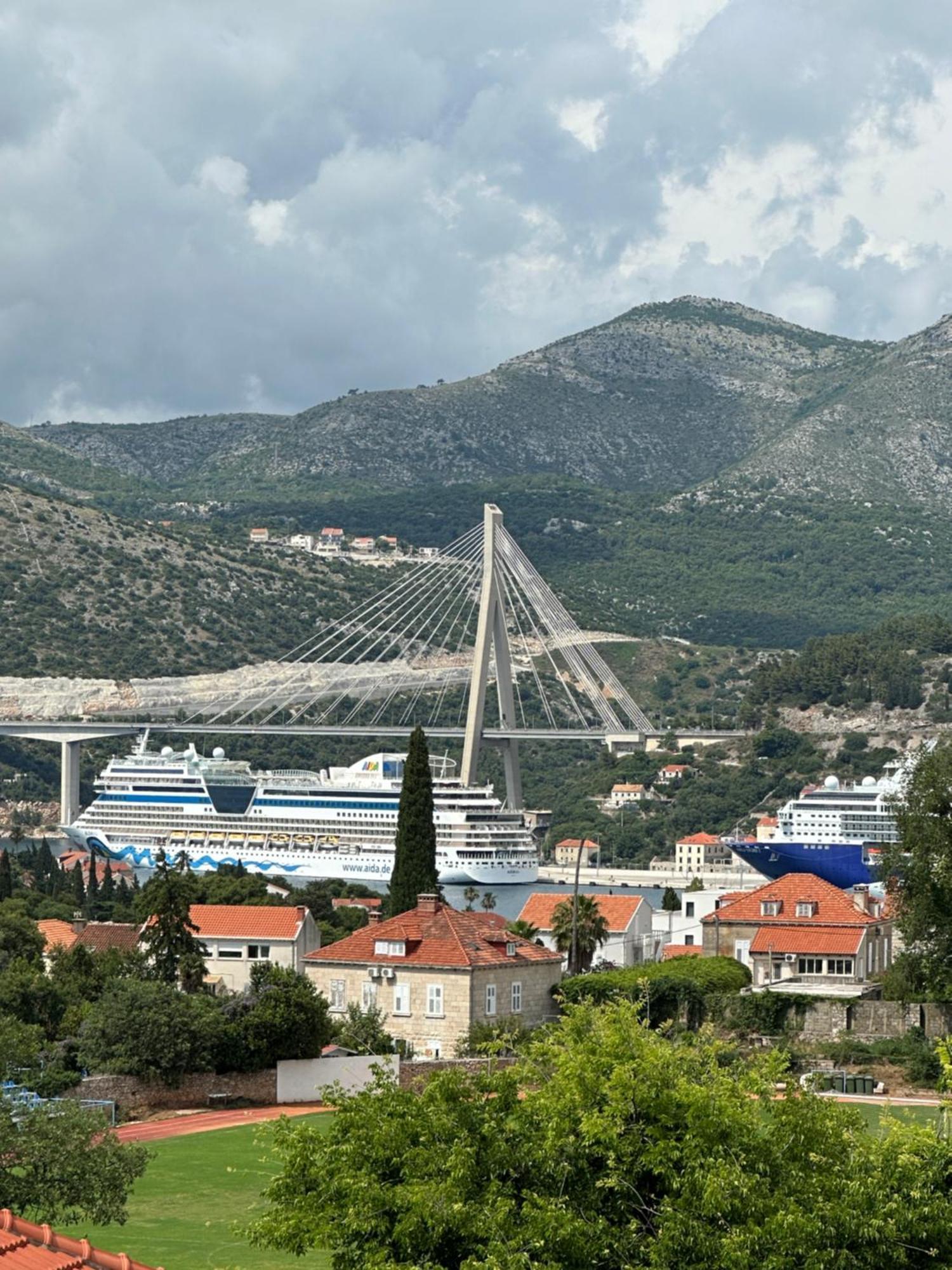 Cruise Ship Bridge View Apartment Luka Dubrovnik Exteriör bild